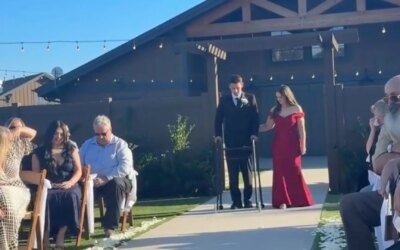 Un homme paraplégique éblouit en marchant le jour de son mariage
