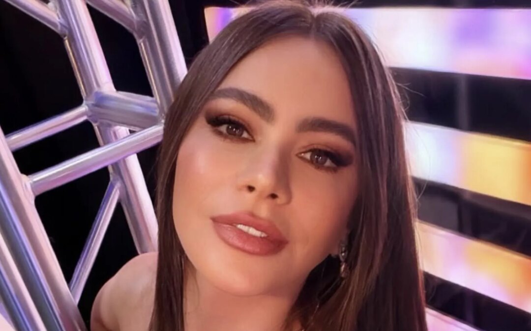 Robe fleurie éblouissante : Sofía Vergara à 53 ans fait sensation