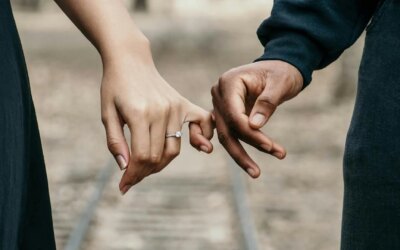 Se tenir la main : clé secrète pour pimenter votre vie sexuelle