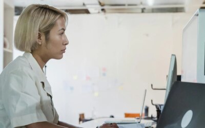 Tech neck : comment les écrans aggravent nos douleurs cervicales