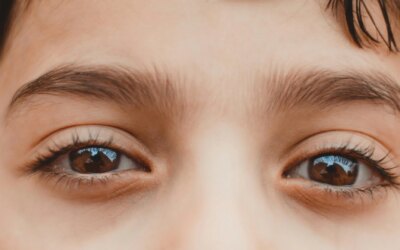Yeux marron : Découvrez pourquoi 80 % de la population les arbore