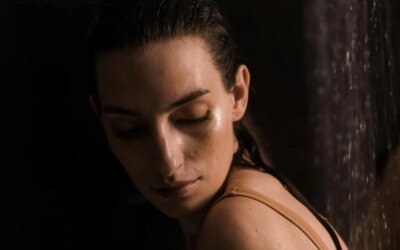 Se doucher dans le noir : découvrez ses étonnants bienfaits santé