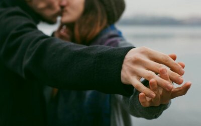 Contact physique en couple : quand la gêne s’installe et pourquoi