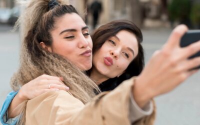 Mogging : la compétition insidieuse de la beauté moderne