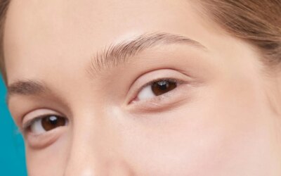 Tremblement de la paupière : causes, symptômes et solutions