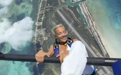 Cascade aérienne : une femme suspendue à un hélicoptère impressionne !