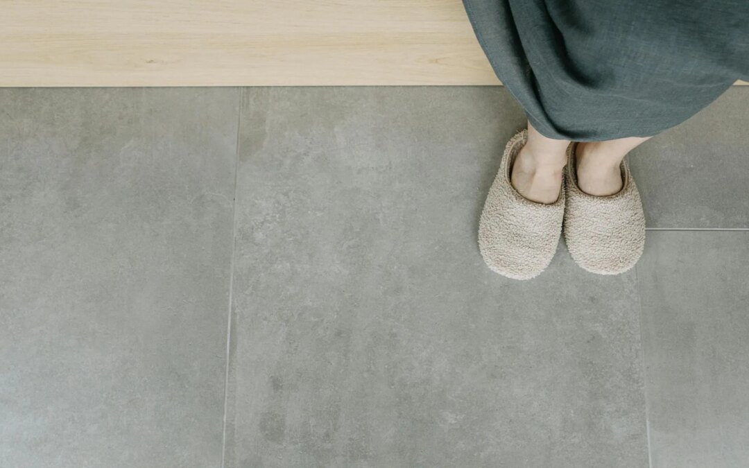 Claquettes femme maison : confort et style avec nos mules tendance