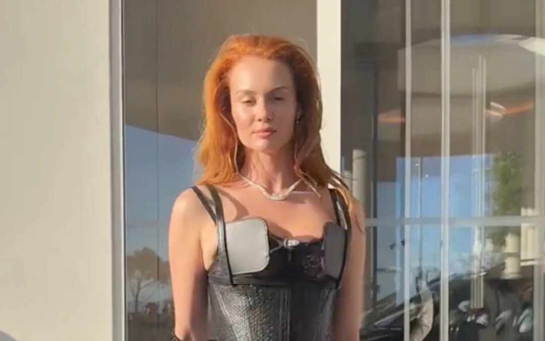 Robe spectaculaire à Cannes : une invitée voyage allongée !