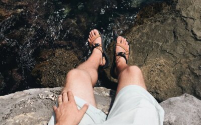 Sandales pour hommes : décryptage des réticences sociales